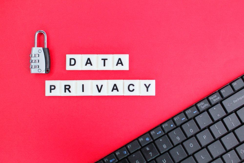 Protection des données personnelles et vie privée : enjeux et solutions juridiques